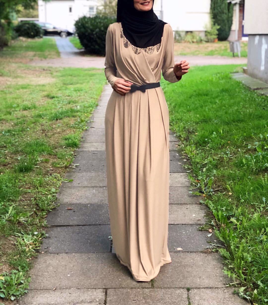 Modern V-Neck Folded Abaya – Flowing Elegance